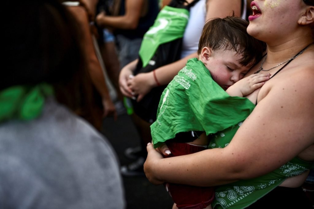 Durante una manifestacion a favor del aborto legal y seguro en Argentina, diciembre del 2020. Créditos: Reuters